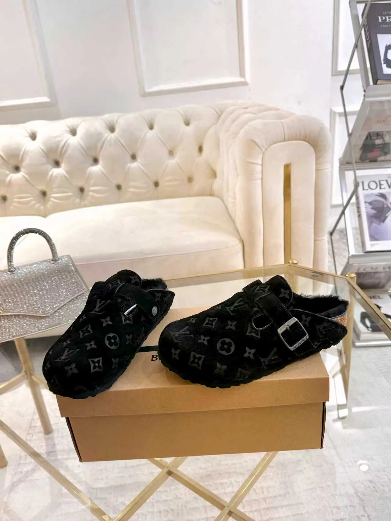 p600 ✨ LV wool slippers for couples｜Even the toes exude a sense of luxury ✨ We have achieved the ultimate restoration of the "high version" of this pair of LV classic Birkenstock slippers, with the mark of luxury in every detail. 👫 ▫️ Original jacquard with delicate cowhide leather, retro texture is at your fingertips; ▫️ 100% pure wool lining, wearing barefoot is like stepping on clouds, skin-friendly, breathable and not sweaty; ▫️ Three-dimensional toe cap + non-slip rubber sole, safe and secure when walking in the wind.  The belt buckle and presbyopia elements are embellished, revealing the aura of a big-name brand in a low-key manner. Whether it is on a date or out on the street, every step is like walking in the middle of a show.  Pair it with jeans for a lazy and casual look; with a coat and skirt, it will look elegant. With one pair of shoes, you can easily switch between multiple styles, and you never have to be deliberate about the sense of luxury.  #LVcouples #high-endwear #lightluxurylife #quality recommendation Fabric: classic presbyopia/imported sheepskin/classic jacquard fabric Lining: imported wool lining Sole: original rubber sole Size: Female 35-41 Male 38-46